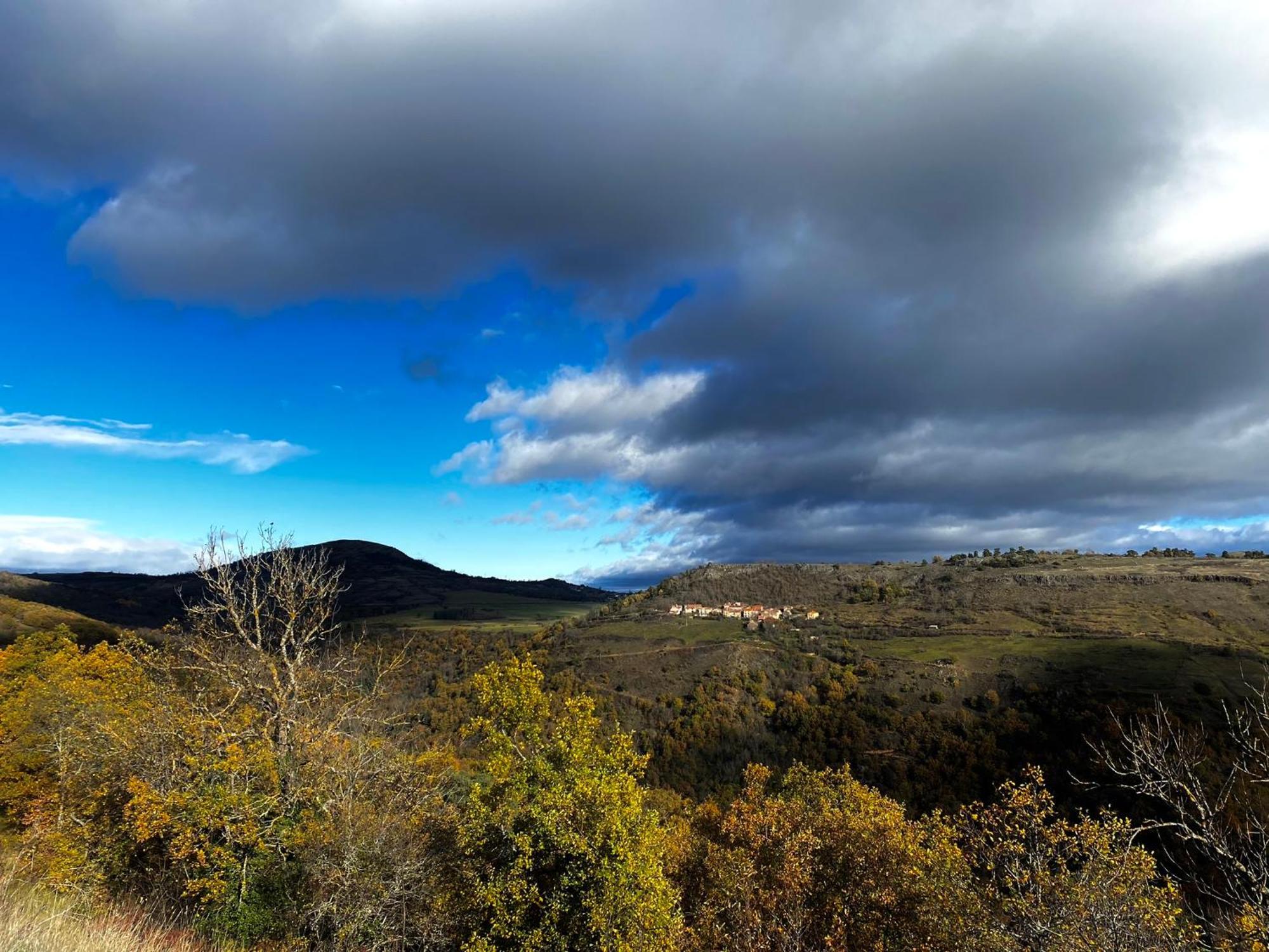 Yourte ,volcans,randonnees,lacs,quietude Grandeyrolles