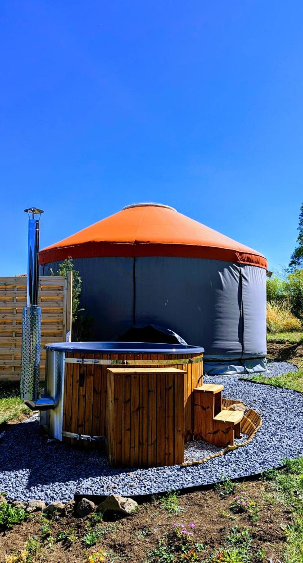 Glamping Yourte ,volcans,randonnees,lacs,quietude